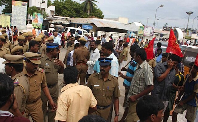 Activists of nationalist political outfits - MDMK and Nam Thamizhar Iyakkam who threw stones at the buses that were carrying Sri Lankans.Firstpost Activists of nationalist political outfits - MDMK and Nam Thamizhar Iyakkam who threw stones at the buses that were carrying Sri Lankans.Firstpost