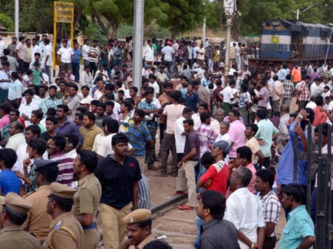 Police tighten vigil at Kudankulam; protesters may court arrest Police tighten vigil at Kudankulam; protesters may court arrest