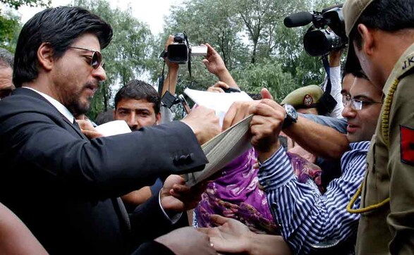 Images: SRK sports a salt and pepper beard in Kashmir! Images: SRK sports a salt and pepper beard in Kashmir!