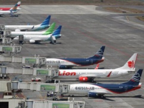 Thick smoke delays flights in western Indonesia