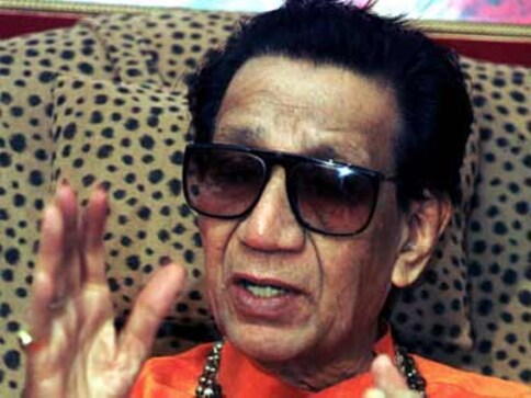 Bal Thackeray backs Gadkari, says he did not rob land Bal Thackeray backs Gadkari, says he did not rob land