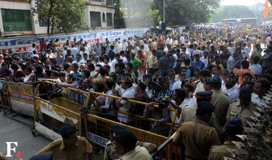Crowds, media persons and Shiv Sena activists gather outside the Thackerays' residence in suburban Mumbai. Sachin Gokhale/ Firstpost Crowds, media persons and Shiv Sena activists gather outside the Thackerays' residence in suburban Mumbai. Sachin Gokhale/ Firstpost