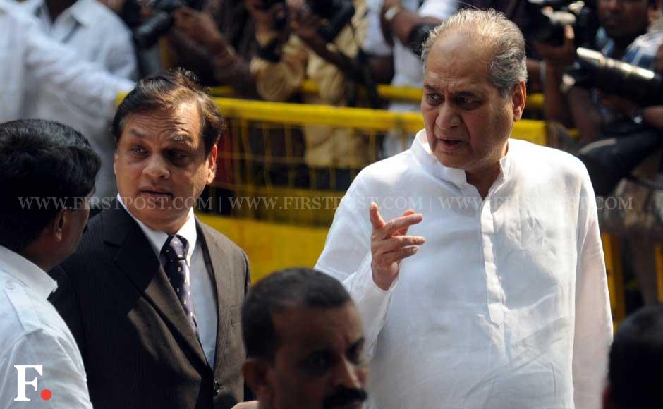 Industrialists Venugopal Dhoot of Videocon Group and Rahul Bajaj outside Matoshree after going to meet ailing Shiv Sena chief Bal Thackeray. Sachin Gokhale/ Firstpost Industrialists Venugopal Dhoot of Videocon Group and Rahul Bajaj outside Matoshree after going to meet ailing Shiv Sena chief Bal Thackeray. Sachin Gokhale/ Firstpost