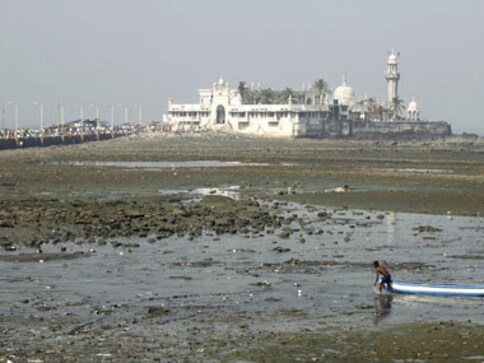 Grievous sin for women to be close to saint’s tomb, say Haji Ali Dargah trustees