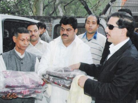 Protestor at Kejriwal's news meet is Vadra's friend: IAC Protestor at Kejriwal's news meet is Vadra's friend: IAC
