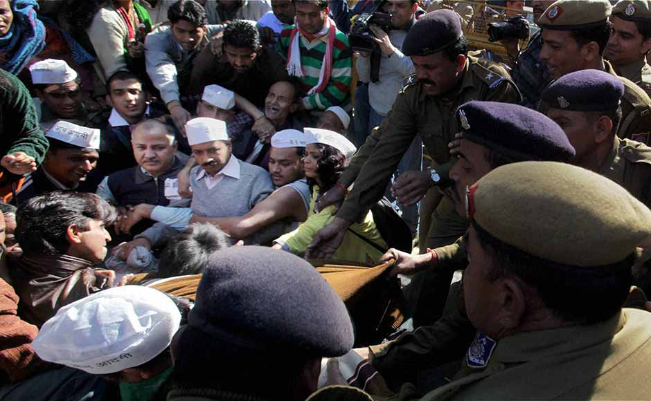 Police break up the Aam aadmi protest outside Sheila Dikshit's house: PTI Police break up the Aam aadmi protest outside Sheila Dikshit's house: PTI