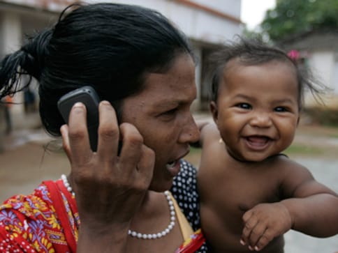 Bihar panchayat's diktat: Girls using mobiles to be fined! Bihar panchayat's diktat: Girls using mobiles to be fined!
