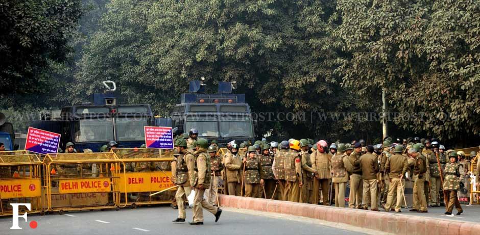 Police personnel were present in large numbers to control the protesters who were marching towards India Gate. Naresh Sharma/Firstpost Police personnel were present in large numbers to control the protesters who were marching towards India Gate. Naresh Sharma/Firstpost