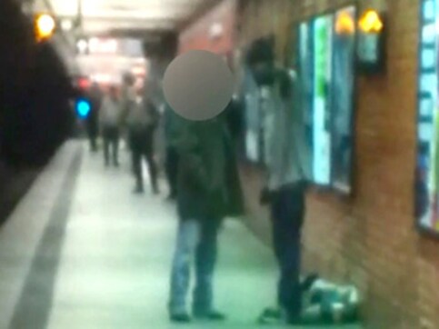 Furor over photo of NY subway death, suspect questioned Furor over photo of NY subway death, suspect questioned