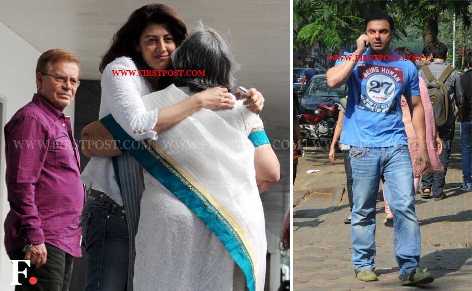 Salim Khan, Sangeeta Bijlani hugs Salma Khan and Sohail Khan. Sachin Gokhale/Firstpost Salim Khan, Sangeeta Bijlani hugs Salma Khan and Sohail Khan. Sachin Gokhale/Firstpost
