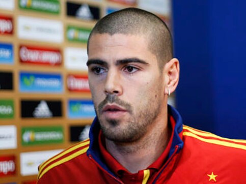 Ex-Barcelona goalkeeper Valdes signs with Manchester United Ex-Barcelona goalkeeper Valdes signs with Manchester United
