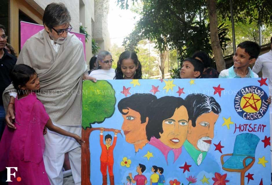 Amitabh Bachchan looks at a painting that was presented to him. Sachin Gokhale/ Firstpost Amitabh Bachchan looks at a painting that was presented to him. Sachin Gokhale/ Firstpost