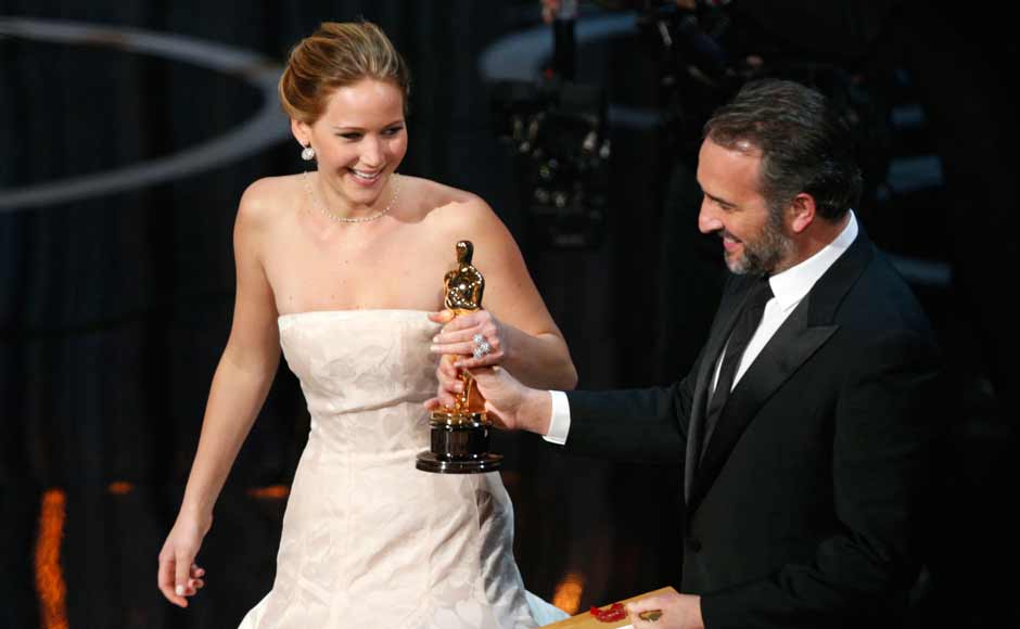 Images Jennifer Lawrence won, tripped, gave the finger at Oscars 2013