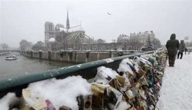 Paris unpicks padlocks of love on Valentine's Day Paris unpicks padlocks of love on Valentine's Day
