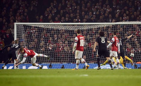 Images: Bayern crush Arsenal as Porto edge Malaga Images: Bayern crush Arsenal as Porto edge Malaga