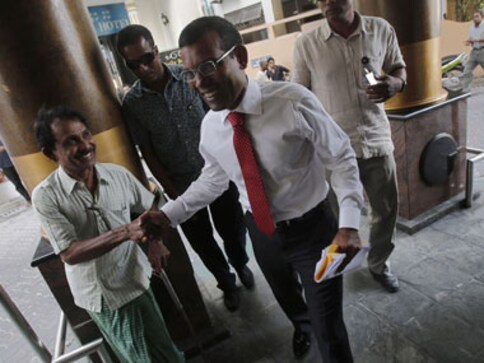 Why is Maldives ex-prez Nasheed hiding in the Indian embassy?