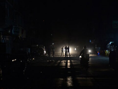 Pak cities get back power after national grid collapse Pak cities get back power after national grid collapse