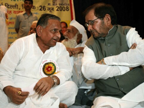Sharad Yadav rushes to meet Mulayam after SP quits Janata alliance Sharad Yadav rushes to meet Mulayam after SP quits Janata alliance