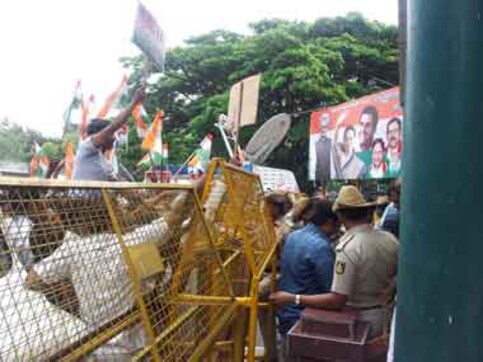 Karnataka 2013: No red carpet for Cong despite Yeddy-BJP war Karnataka 2013: No red carpet for Cong despite Yeddy-BJP war