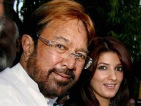 Dimple accepts Rajesh Khanna's Padma award