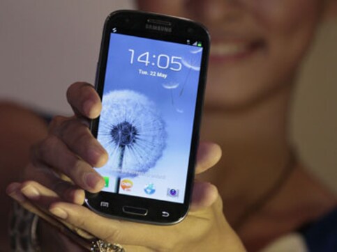 Smartphones overtake 'dumb' phones worldwide Smartphones overtake 'dumb' phones worldwide