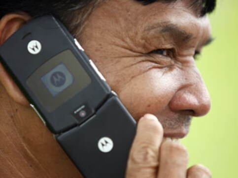 Low on battery? Now charge your cellphone with water! Low on battery? Now charge your cellphone with water!