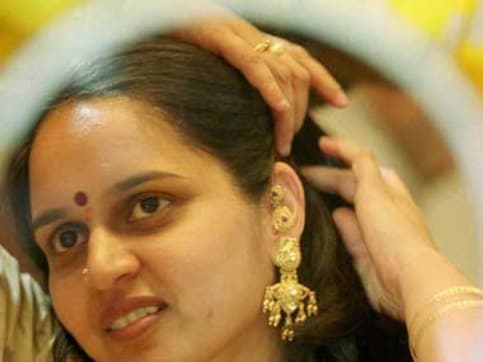 Govt raises gold import tariff to $472/10 gm Govt raises gold import tariff to $472/10 gm