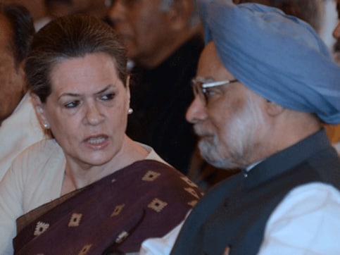 Sonia isn't protecting PM, Manmohan is shielding her Sonia isn't protecting PM, Manmohan is shielding her