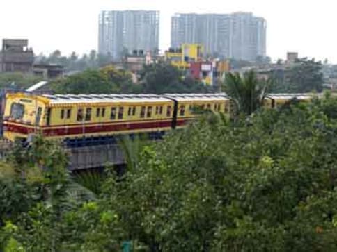Kolkata: Several houses in Bowbazar area develop cracks amid metro construction; locals evacuated