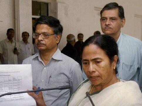 Mamata meets Pranab Mukherjee, seeks early Prez assent to bill