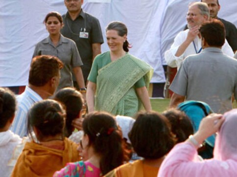Sonia 'bunks' politics for a day to be with Jamia students