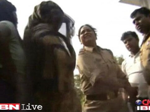 Female cop caught slapping three women on camera Female cop caught slapping three women on camera
