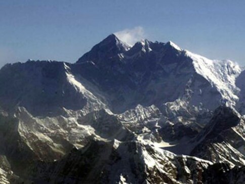 80-year-old Japanese becomes oldest man to scale Everest