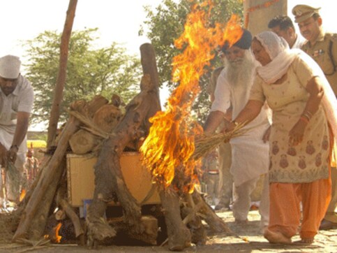Sarabit Singh's death is reminiscent of Manto's 'Toba Tek Singh' Sarabit Singh's death is reminiscent of Manto's 'Toba Tek Singh'