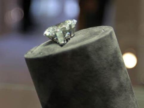 Surat: Watchman's son returns diamonds worth Rs 45 lakh to owner Surat: Watchman's son returns diamonds worth Rs 45 lakh to owner