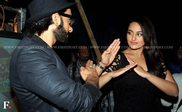 Ranveer and Sonakshi karate chop each other on 'Emotional Atyaachar' Ranveer and Sonakshi karate chop each other on 'Emotional Atyaachar'