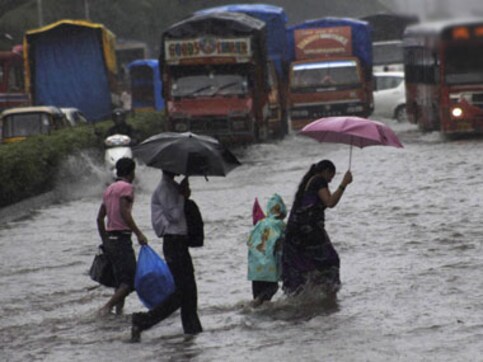 Heavy rains: Mumbra bypass develops crater, closed for traffic Heavy rains: Mumbra bypass develops crater, closed for traffic
