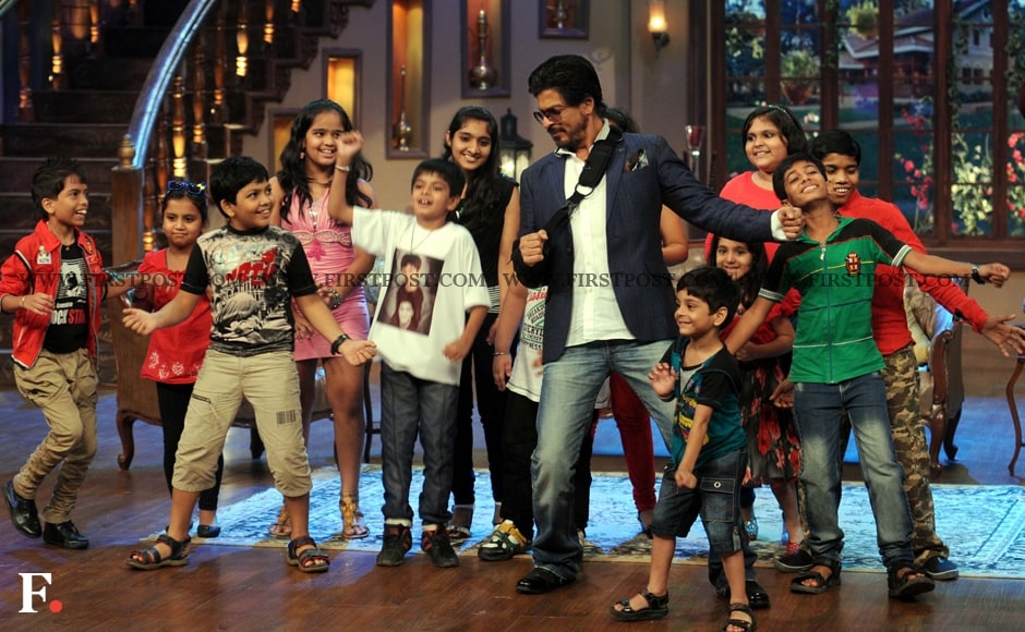 A 'Chak Dum Dum' moment as Shah Rukh Khan dances with kids on the sets of Comedy Nights With Kapil. Sachin Gokhale/Firstpost A 'Chak Dum Dum' moment as Shah Rukh Khan dances with kids on the sets of Comedy Nights With Kapil. Sachin Gokhale/Firstpost