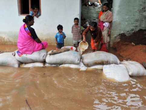 Heavy rains kill one, paralyse life in Hyderabad Heavy rains kill one, paralyse life in Hyderabad