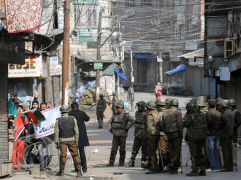 J&K grenade attack: Undertrial dead, policemen injured J&K grenade attack: Undertrial dead, policemen injured