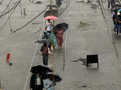 Mumbai asked to stay at home as heavy rains expected in next 72 hrs Mumbai asked to stay at home as heavy rains expected in next 72 hrs