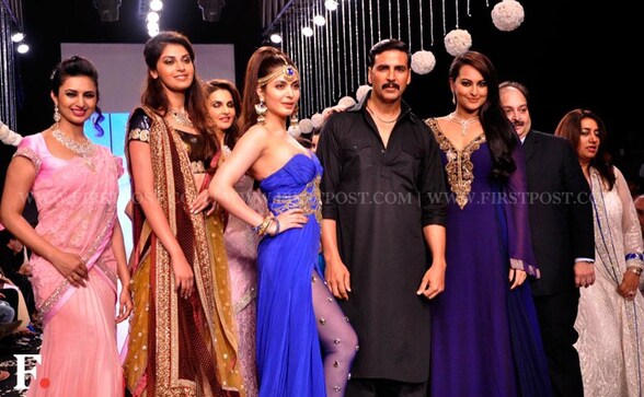 Photos: Sonakshi Sinha and Akshay Kumar walk the ramp at IIJW Fashion Week
