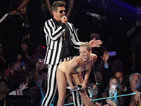 Miley Cyrus' dad supports her raunchy act at MTV VMA