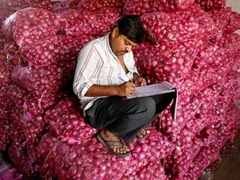 Central govt plans to sell imported onions at Rs 22-23 per kg to avoid rotting at ports Central govt plans to sell imported onions at Rs 22-23 per kg to avoid rotting at ports
