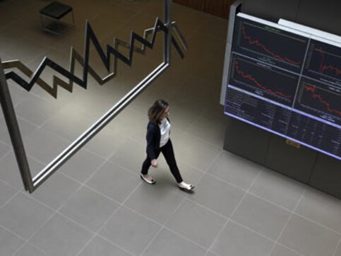 Sensex, rupee are tanking: Dalal St has lost faith in UPA Sensex, rupee are tanking: Dalal St has lost faith in UPA