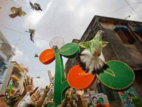 TMC leader's wife caught copying in exam, mob assaults teachers TMC leader's wife caught copying in exam, mob assaults teachers