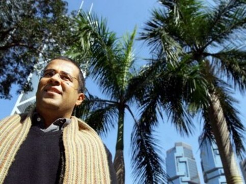 Chetan Bhagat draws flak for likening rupee fall to rape Chetan Bhagat draws flak for likening rupee fall to rape
