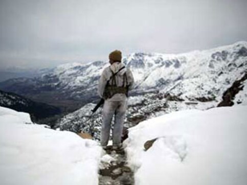 Pakistan violates LoC truce, Indian troops retaliate Pakistan violates LoC truce, Indian troops retaliate