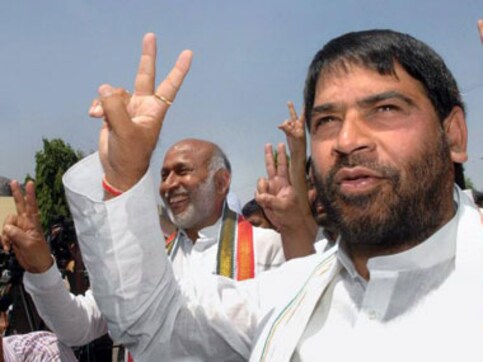 Congress expels Lalu's kin Sadhu Yadav for praising Modi Congress expels Lalu's kin Sadhu Yadav for praising Modi