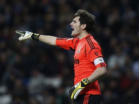Spain's conundrum before WC qualifiers: Casillas or Valdes? Spain's conundrum before WC qualifiers: Casillas or Valdes?